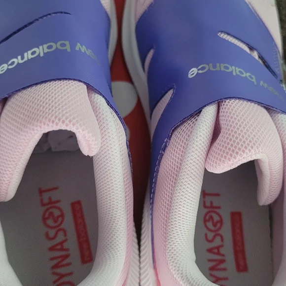 New In Box New Balance Kids Shoes 4Y - Picture 3 of 5